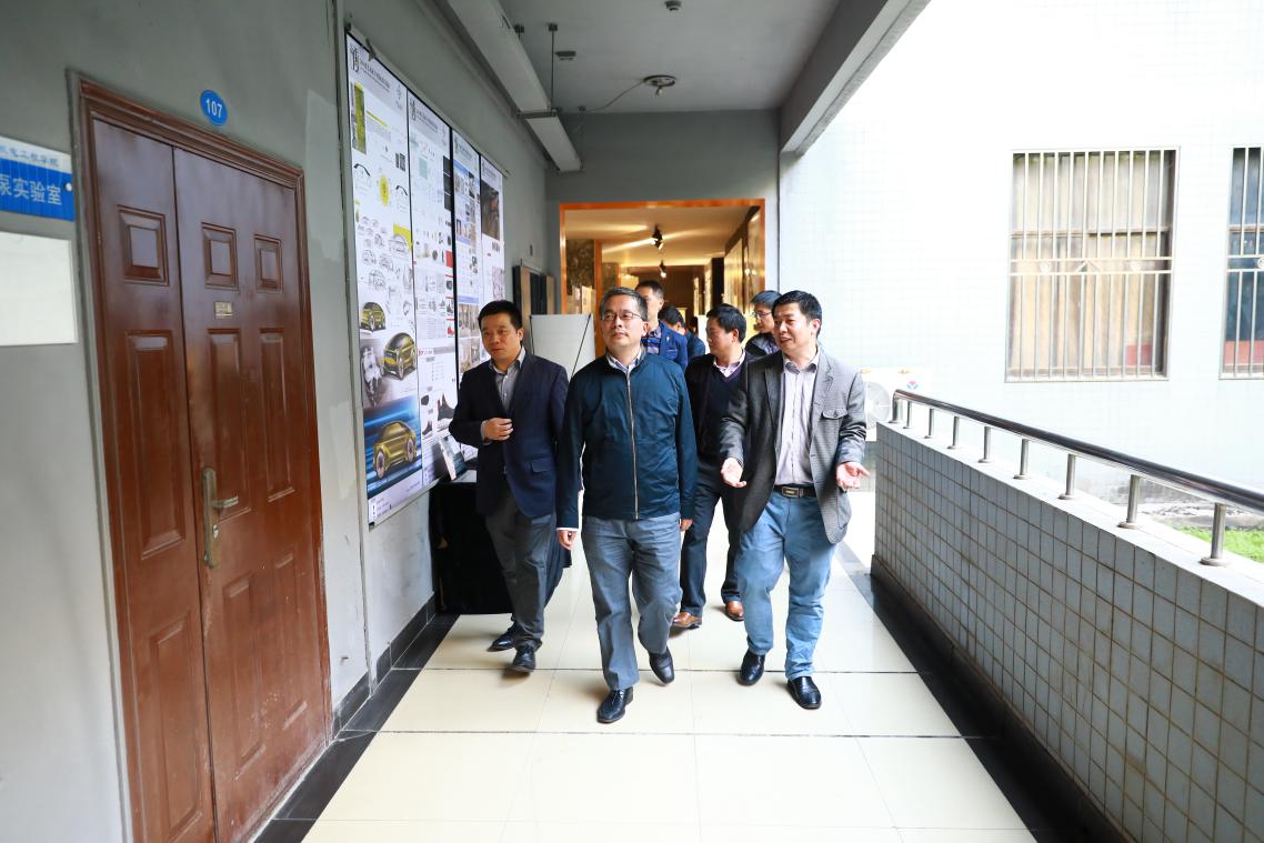 图2 陆校长、吴处长等嘉宾在院领导陪同下参观展览